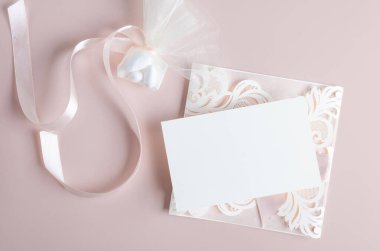 Beyaz düğün davetiyesi 7x5 pastel pembe arka planda zarflı ve aromalı. Bebek partisi ve gelin duşu modeli. Asgari biçim boş model, teşekkür kartı, tebrik kartı