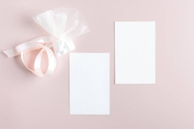Pastel pembe arka planda iki adet boş düğün davetiyesi kırtasiye kartı modeli, kadınsı blog. Sevgililer günü kartı, sevgililer günü geçmişi, anneler günü. Minimalist modelleme oranı 5x7