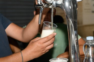 Barmen bira fıçısında bira dolduruyor Yazın Meşgul Meşrubat standında bira servisi yapıyor