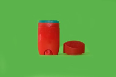 Parlak yeşil arka planda erkek deodorantı. Yüksek kalite fotoğraf