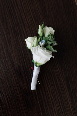 Düğün çiçekleri, gelin buketi yakın plan. Güllerden, şakayıklardan ve dekoratif bitkilerden yapılmış dekorasyon, yakın plan, seçici odak, hiç kimse, nesneler