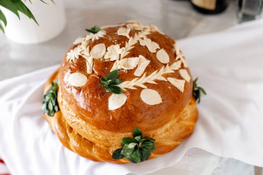 Düğün ekmeği - somun kek. Düğün ekmeği. Bir somun çiçek, ahır ve hamurdan kulaklarla süslenir. Düğün için. Gelin ve damat. Ukrayna geleneği