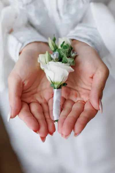 Красивый Нежный Свадебный Букет Кремовых Роз Цветы Руках Невесты — стоковое фото