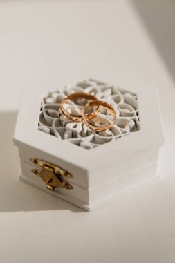 Alyanslar gölgeli ahşap bir kutuda