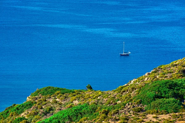 一艘船在平静的蓝海和青山的前景 空中射击 出游希腊米洛斯 — 图库照片