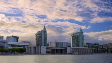 Güzel bulutlar ünlü ikiz binaların üzerinde uçuyor San Rafael ve San Gabriel Milletler Parkı, Lizbon, Portekiz. Portekiz Pavyonu ve modern mimari ile nehir kenarı geçidi