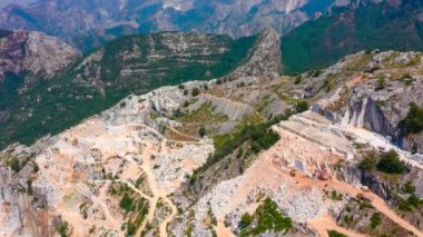 İtalya, Carrara 'daki ApuAlps' teki mermer ocağının yavaş havadan çekilmiş görüntüsü. Güneşli bir günde insansız hava aracı vuruldu. Antik Roma 'dan beri kazılan meşhur beyaz Carrara mermeri. Birçok başyapıt için kullanıldı.