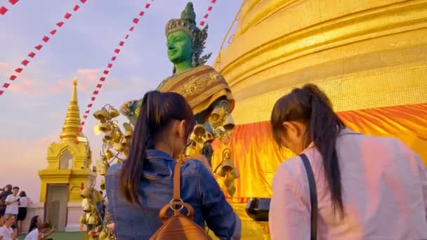 Dvě Dospělé Ženy Přivazují Soše Thajského Anděla Zelenou Kůží Před — Stock video
