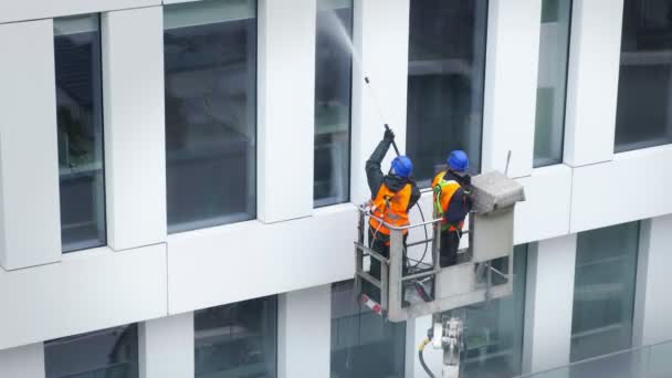 Два Работника Носящие Защитные Ремни Моют Стены Панели Окна Фасада — стоковое видео