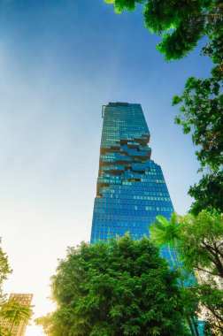4 Ocak 2020 - Kral Power Mahanakhon verimli yeşillik ve parlak güneş ışığı ile yüksek binalar, Bangkok, Tayland. Eşsiz mimari, modern gökdelen, Tayland krallığının en yüksek binası.. 