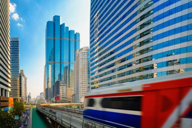 BTS Skytrain, hafif metro elektrikli tren, şehir merkezinde Bangkok, Tayland 'da hızla koşuyor. Hareket bulanık etkisi, modern ofis binaları, apartmanlar, iş merkezi, BTS hızlı ulaşım sistemi, kamu