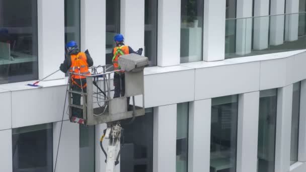 Dos Trabajadores Que Usan Arnés Seguridad Limpian Paredes Paneles Ventanas — Vídeo de stock