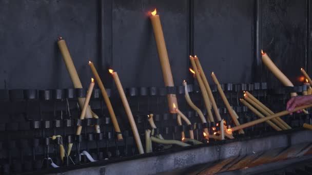 在葡萄牙法蒂玛的圣地 点燃和点燃蜡烛 作为祈祷 奉献和仪式的一部分 蜡蜡烛 向我们的夫人许下的誓言法蒂玛是圣母玛利亚出现的地方 — 图库视频影像