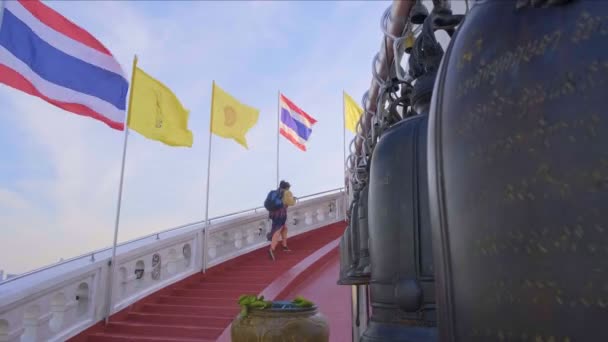 Туристы Поднимаются Красной Лестнице Ват Сакет Храма Золотой Горы Ряд — стоковое видео