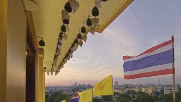 Буддийские Колокола Золотыми Листьями Тайские Национальные Тайские Королевские Флаги Развевающиеся — стоковое видео