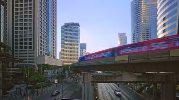 Bts Skytrain 轻型地铁列车 在阳光明媚的日子在泰国曼谷市中心停靠 运动模糊效果 现代办公大楼 商务中心 Bts快速 — 图库视频影像