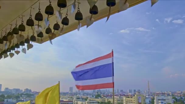 Altın Yapraklı Budist Çanları Tayland Uyruklu Güçlü Rüzgarda Dalgalanan Tayland — Stok video