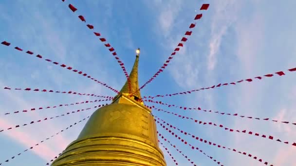 Lage Hoek Schot Van Gouden Boeddhistische Stoepa Rode Vlag Decoraties — Stockvideo