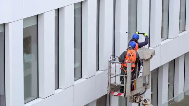 Δύο Εργαζόμενοι Ιμάντα Ασφαλείας Πλένουν Τοίχους Πάνελ Και Παράθυρα Του — Αρχείο Βίντεο