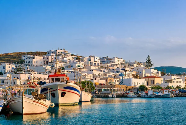 Traditioneel Grieks Vissersdorp Haven Zonnige Ochtend Avond Boten Afgemeerd Door — Stockfoto