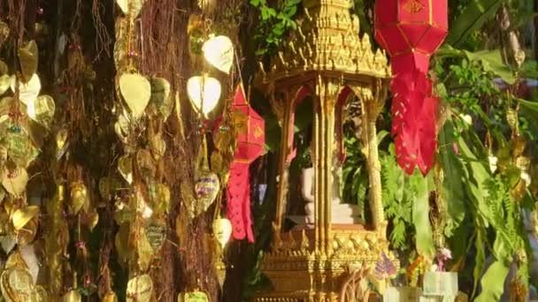 伝統的なタイの仏像の祭壇 お香スティック ランナランタン 多くの言語で願いと約束を持つ黄金の葉を持つ菩提樹 選択的焦点 ぼやけた背景 — ストック動画