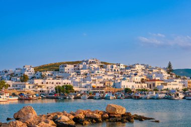 Tepenin tepesinde güzel bir Yunan balıkçı köyü. Rıhtıma demirlemiş renkli tekneler, beyazlatılmış evler, akşam ya da sabah güneş ışığı, açık mavi gökyüzü, mavi deniz suları. Seyahat yeri, tatil