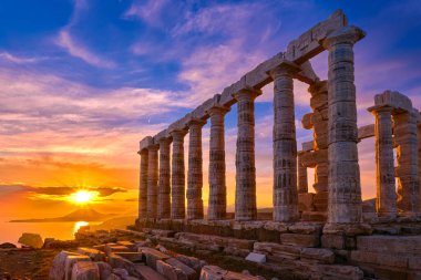 Güzel günbatımı gökyüzü ve Poseidon tapınağının antik kalıntıları, Cape Sounio, Ege deniz kıyısı, Yunanistan. Atina bölgesinin seyahat noktası, antik Yunan dininin Olimpiyat Yunanlıları için önemli merkezi