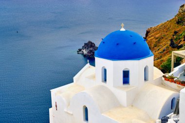 Yunanistan 'ın Santorini adası ya da kasabasının güzel manzarası. Beyazlatılmış evler, kiliseler, mavi kubbe, Caldera Körfezi 'nin deniz suları, engebeli uçurumlar. Ünlü turistik yer, romantik seyahat merkezi.