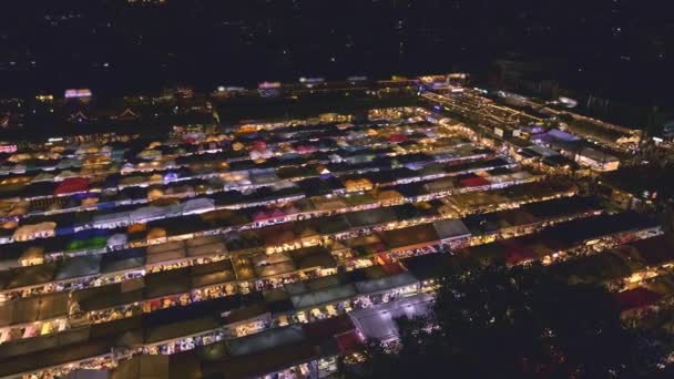 Nachts Über Reihen Bunter Marktzelte Und Essensstände Freien Schwenken Messen — Stockvideo