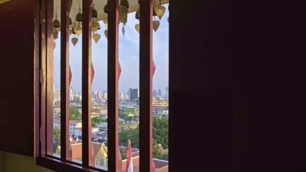 ワットサケットの仏教寺院やゴールデンマウント バンコクの市内中心部 青空と雲に黄金の葉が風に揺れる バーと鐘が付いた未知のタイの伝統的な窓枠 — ストック動画