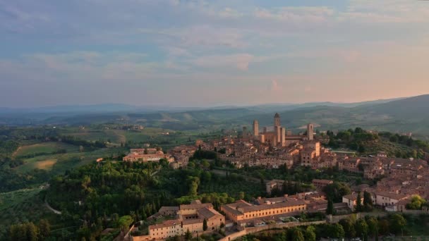 位于托斯卡纳地区的San Gimignano著名塔楼的空中俯瞰或空中俯瞰 托斯卡纳山丘 中世纪意大利摩天大楼之城 联合国教科文组织的一个遗产所在地 低太阳 — 图库视频影像