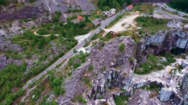 Apuan Alps dağlarındaki terk edilmiş mermer ocakları, çevresindeki orman ve yollar, Carrara, Toskana, İtalya 'daki hava ve iniş. İnsansız hava aracı, gündüz görüş mesafesi, park etmiş ya da terk edilmiş arabalar.
