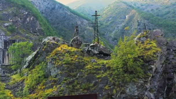 Drohne Beim Abstieg Vor Hohen Felsen Und Rostigem Schild Eines — Stockvideo