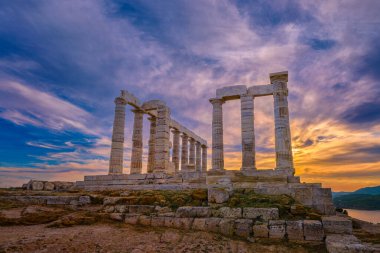 Güzel günbatımı gökyüzü ve Poseidon tapınağının antik kalıntıları, Cape Sounio, Ege deniz kıyısı, Yunanistan. Atina bölgesinin seyahat noktası, antik Yunan dininin Olimpiyat Yunanlıları için önemli merkezi