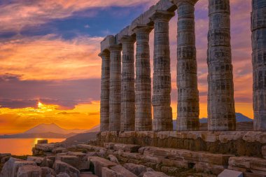 Güzel günbatımı gökyüzü ve Poseidon tapınağının antik kalıntıları, Cape Sounio, Ege deniz kıyısı, Yunanistan. Atina bölgesinin seyahat noktası, antik Yunan dininin Olimpiyat Yunanlıları için önemli merkezi