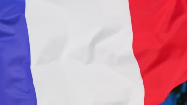 Крупним Планом Національний Прапор Франції Махав Вітром Ясний Сонячний День — стокове відео
