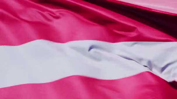 Großaufnahme Der Lettischen Nationalflagge Die Einem Klaren Sonnigen Tag Wind — Stockvideo