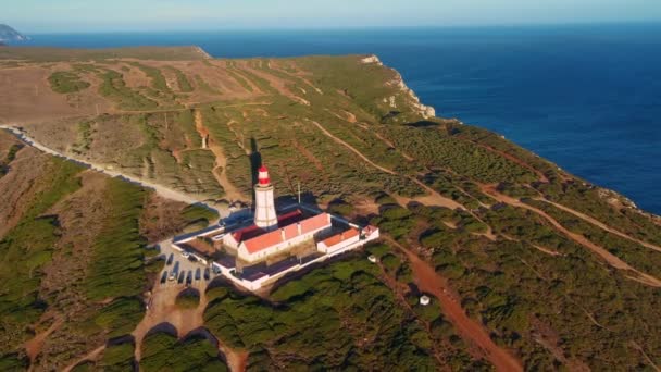 ズームインして エスピシェルの灯台の空中無人機ショットに近づいたり 日没時にエスピシェルを捕獲しました 大西洋の海岸 セシンブラ ポルトガル ポルトガルの建築 高い崖を押して下さい — ストック動画