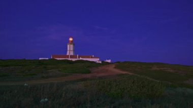 Cabo Espichel 'de ya da alacakaranlıkta Espichel Burnu' nda güzel geleneksel deniz feneri. Atlantik Okyanusu kıyısı, Sesimbra, Portekiz. Deniz kıyıları, gece, ufuk, ışık, deniz feneri, kayalık arazi, Portekizce