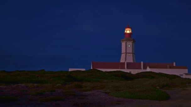 エスピシェルの美しい伝統的な灯台 または夕暮れ時にエスピシェルを捕獲する 大西洋の海岸 セシンブラ ポルトガル 地平線 ライトビーム ビーコン作業 岩の景観 ポルトガル語 — ストック動画