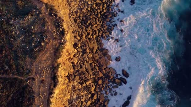 Okyanus Dalgalarının Yukarıdaki Görüntüsü Kayalık Kıyılarda Kırılıyor Deniz Mavisi Dalgaların — Stok video