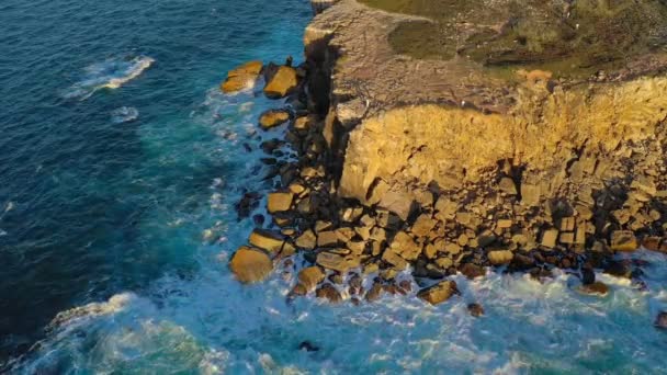 Nsansız Hava Aracı Gün Batımında Yüksek Uçurumlardan Deniz Dalgalarından Uzak — Stok video