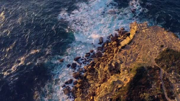 Okyanus Dalgalarının Yukarıdan Aşağı Görüntüsü Kayalık Kıyılarda Kırılıyor Deniz Mavisi — Stok video