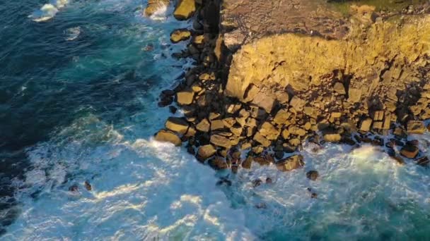 Drone Statique Des Vagues Océaniques Brisent Sur Les Rivages Rocheux — Video