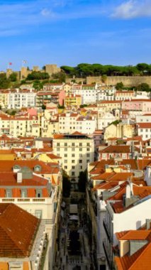 Lizbon, Portekiz, tarihi ve turistik şehir merkezinde güneşli bir gün. Arka planda St George Şatosu, ünlü siluet, 4K zaman çizelgesi, Avrupa 'nın en önemli turizm beldelerinden biri. Şehir