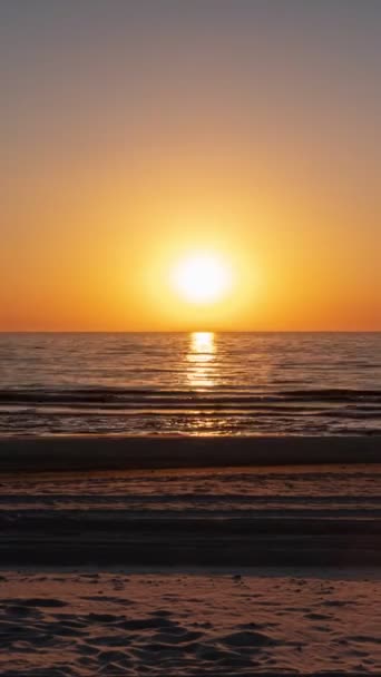 澄んだ空と春の穏やかな海 バルト海 クロニアの唾液 リトアニアの夕日のタイムラプス — ストック動画