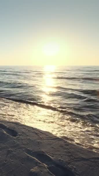 Χαμηλός Ήλιος Πάνω Από Κύματα Και Την Παλίρροια Και Αμμώδη — Αρχείο Βίντεο