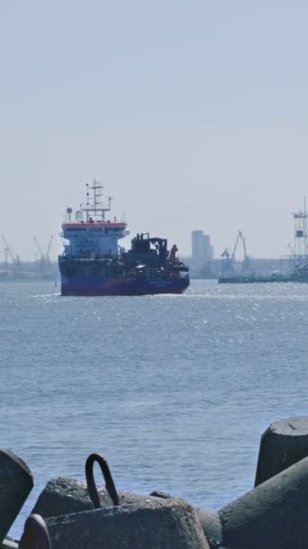 Navio Dragagem Sucção Entrando Porto Industrial Dia Ensolarado Vista Por — Vídeo de Stock