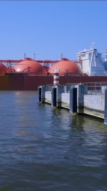 Flüssigerdgas Tankschiff Passiert Werft Sonnigem Tag Industriehafen Anzulaufen — Stockvideo