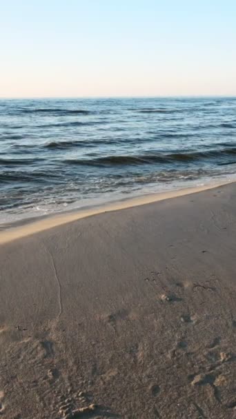 Schöner Sonnenuntergang Über Der Ostsee Sandstrand Und Flutwellen Slo Sonnenuntergangslandschaft — Stockvideo